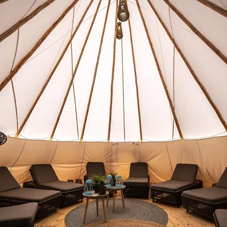 ホリデーパーク Arena One 99 Glamping 4*