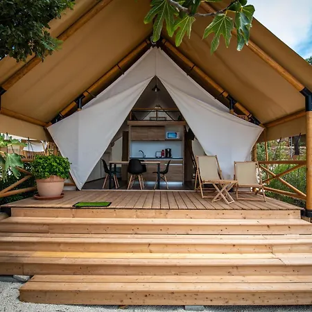 ホリデーパーク Arena One 99 Glamping ポメル