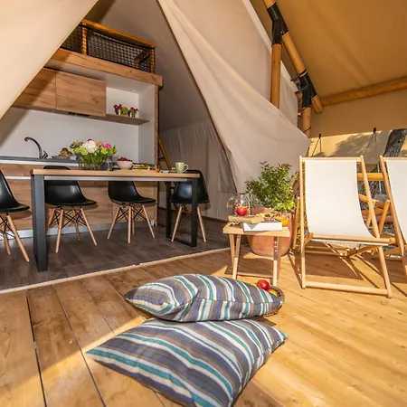 Arena One 99 Glamping ホリデーパーク ポメル