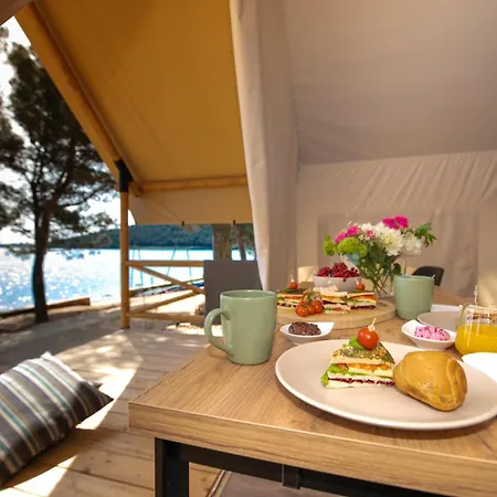 Arena One 99 Glamping ホリデーパーク ポメル